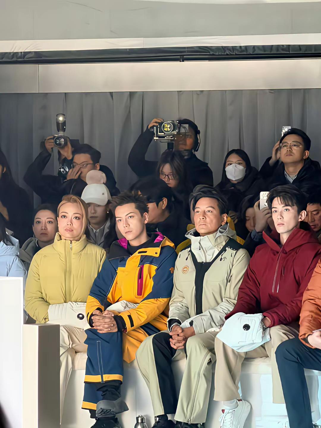 现在的吴彦祖就是以后的吴磊，俩人确定不是跨年龄段的亲兄弟吗，有些角度真的好像还都