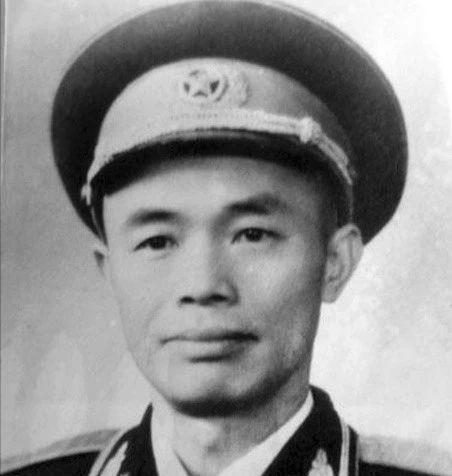 1984年，开国少将钟伟病重住院，大将黄克诚去看他。聊天时，黄克诚问钟伟，老家还
