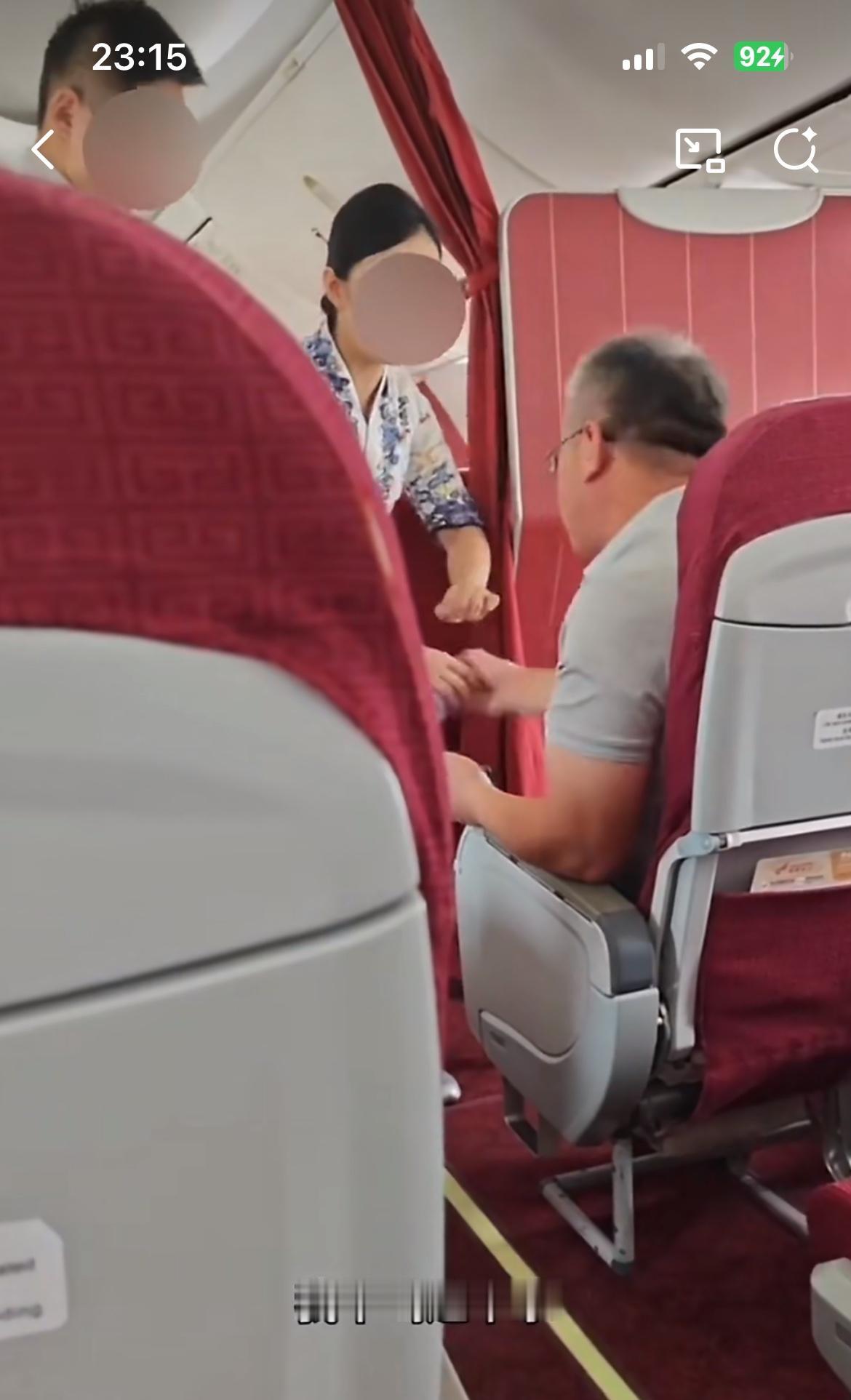 中年老登花150块升级了海航的头等舱，满心欢喜的期待空姐给他提供头等舱的服务，