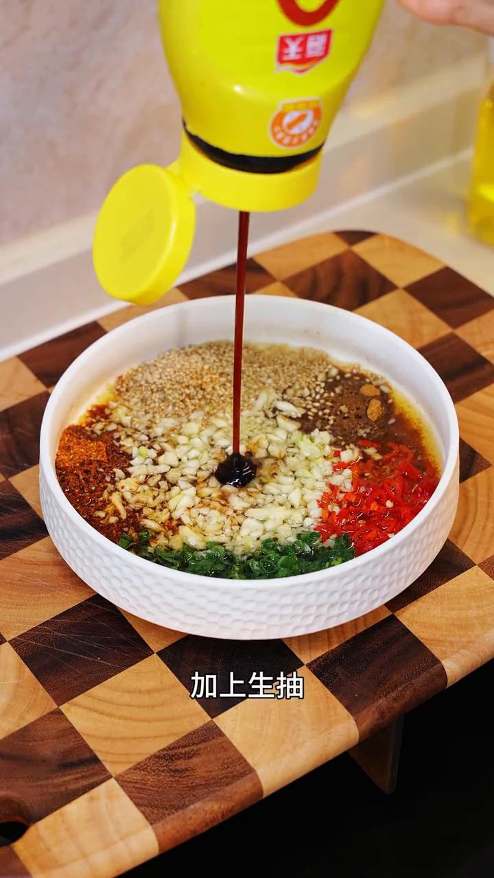 豆腐炸好之后再浇上这一碗酱汁，吃起来就是外酥里嫩，一口爆汁，裹着酱吃真的是太好吃