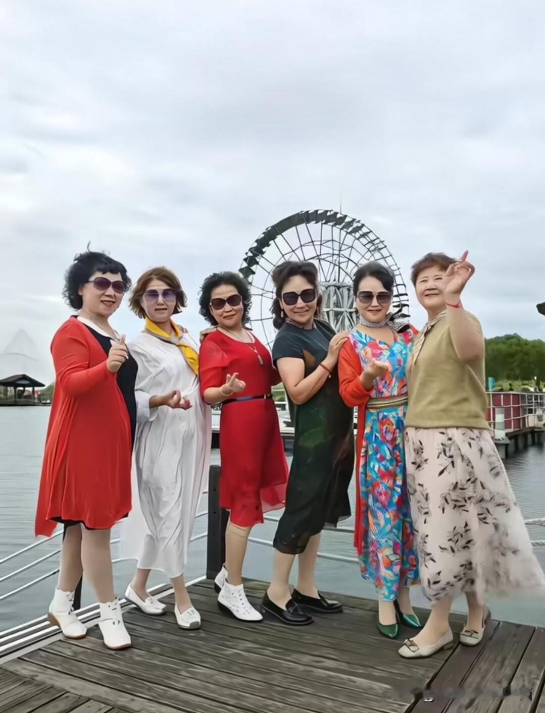 都是大妈，感觉左边的是普通退休大妈，她们平常在家就是买菜做饭，接送孙儿读书放学，