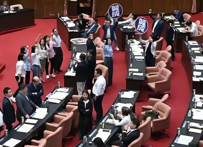 岛内军购案表决59：0！绿娃全员弃权！乍一看，以为蓝白营做了一件硬刚绿娃的大好事