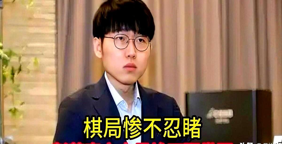 棋钟还在走时，申旻埈盯着满盘碎子。他看着棋盘，想起了当年李世石创下的世界大赛决