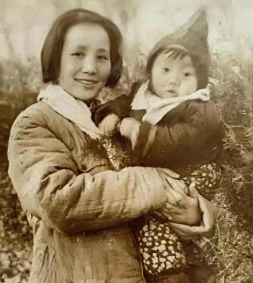 1950年，陈赓的女儿出生后，一个文工团的女兵看了她一眼，脱口而出：“司令员的女