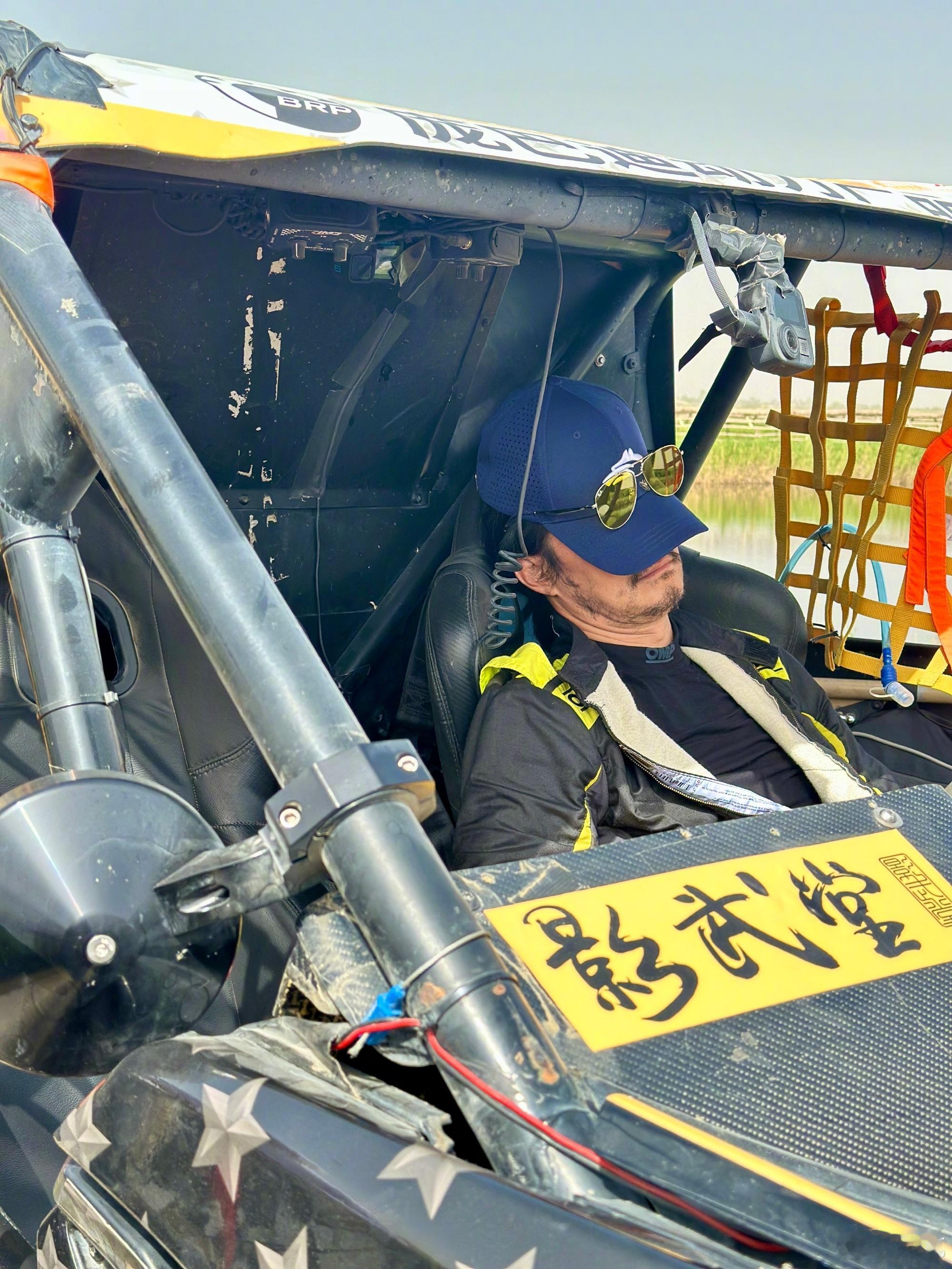 吴京越野赛车翻了，我看到越野圈子里有人评论他是因为水平不够。无独有偶，之前吴亦凡