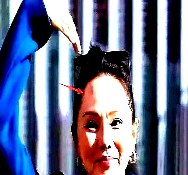 57岁，硬把自己塞进34码的裙子。饿到不行了，就灌500毫升无糖豆浆。第二