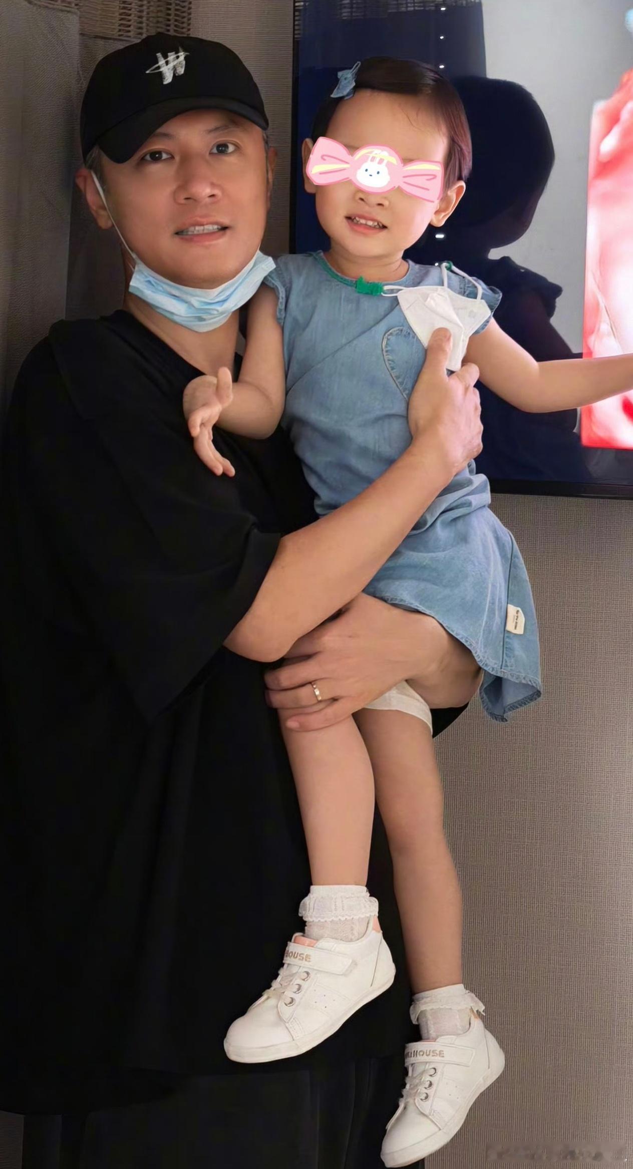 任重首晒全家合照任重孙骁骁女儿都这么大了任重首晒全家合照，宣布妻子孙骁骁怀二胎