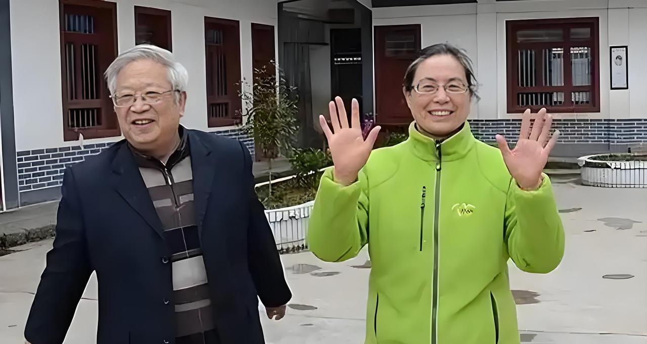 2005年，中国驻尼泊尔外交官朱敏退休后，瞒着子女，带着妻子连夜离家，从此杳无音