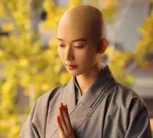 1154年，23岁的俊美状元郎出任临江县令，看上了一个美貌尼姑，要与对方欢好，尼