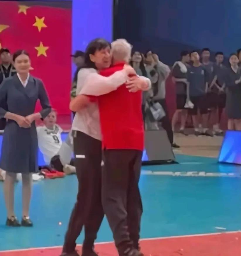 排管中心主任赖亚文能够力挽狂澜，坚决撤换奥运成绩不佳的蔡斌教练，任用年富力强，国