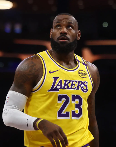 东契奇刚来到湖人的时候，外界都在说三个发动，其实去年打到最后，湖人并不是三核发动