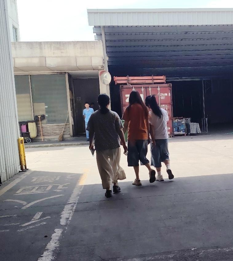 看背影，哪一个会是厂花？