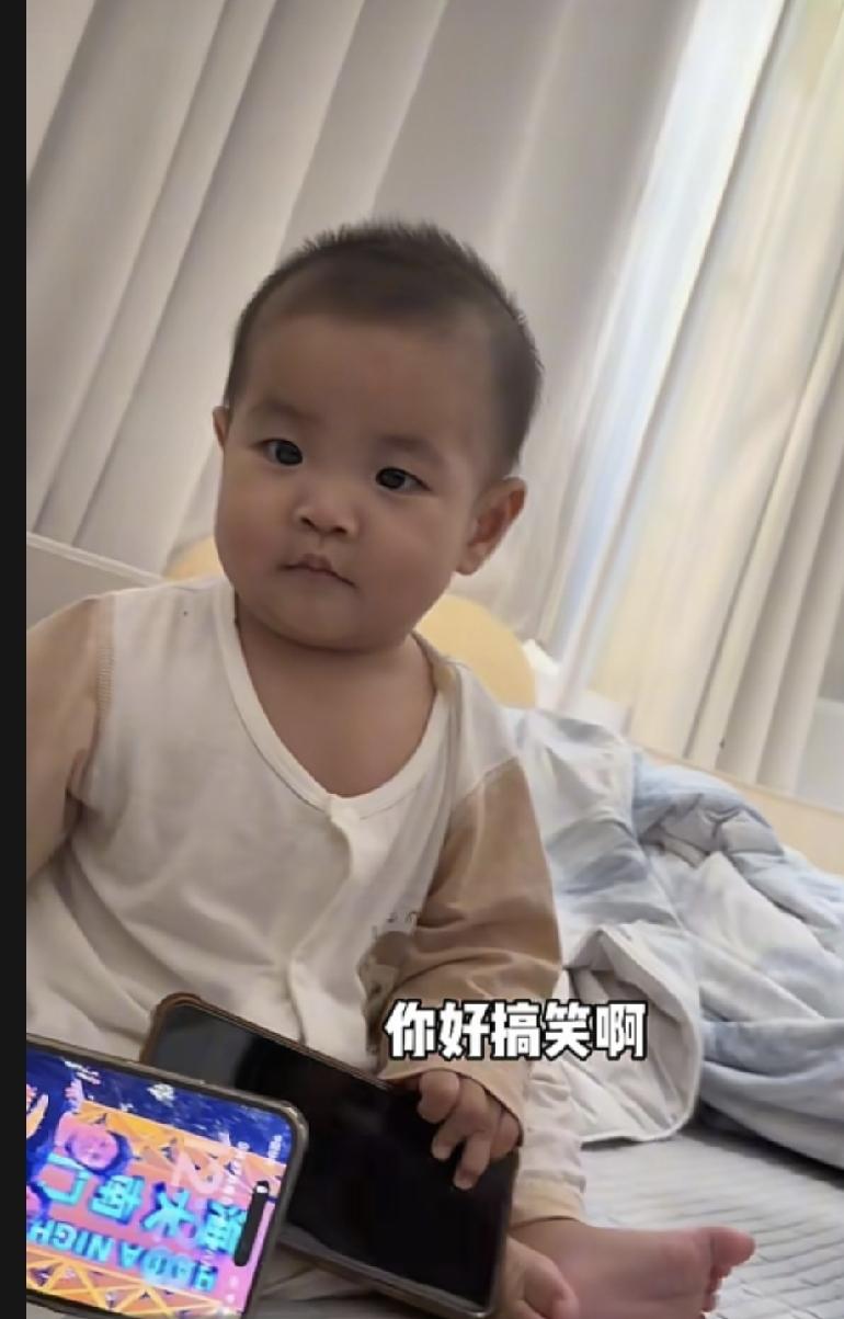 皮姐坐起来的动作好像学长和小芬啊！[呲牙笑]这么看皮姐，鼻子和妈妈小芬一样，眼