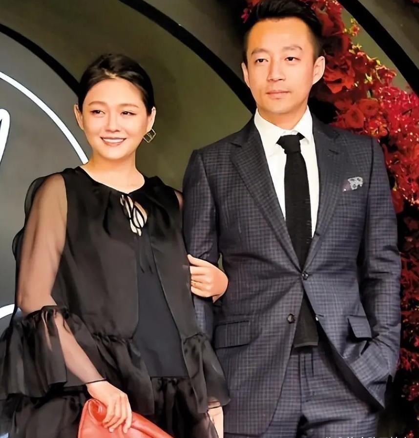 再次无意看到大S和汪小菲婚后的合影照，这个时候的大S疲惫感很重，哪怕是她在微笑，
