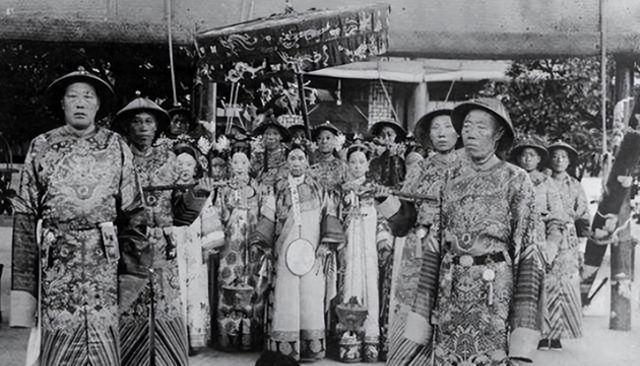 清朝亡国的那一天，皇宫里的太监和宫女究竟在做什么？公元1912年2月12日，