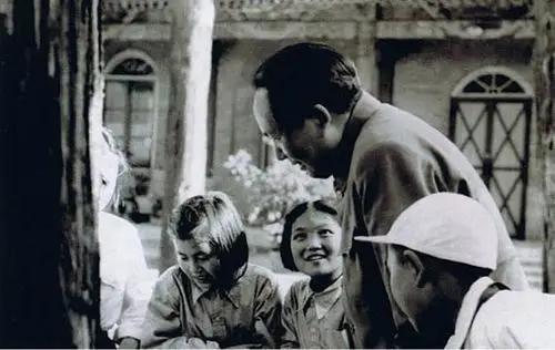 1965年，毛泽东批评教育制度：“现在这种教育制度，我很怀疑，从小学到大学，一共