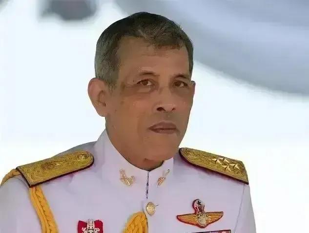 泰国国王拉玛十世关键时刻力挺阿努廷。据报道，2月7日晚18时，泰国看守总理阿努廷