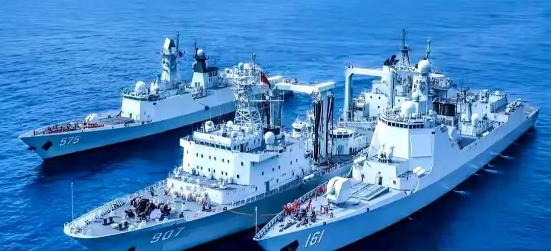 快讯！快讯！镜头里那条庞然大物像一座铁灰色的山，左右两艘055贴身护住，后面9