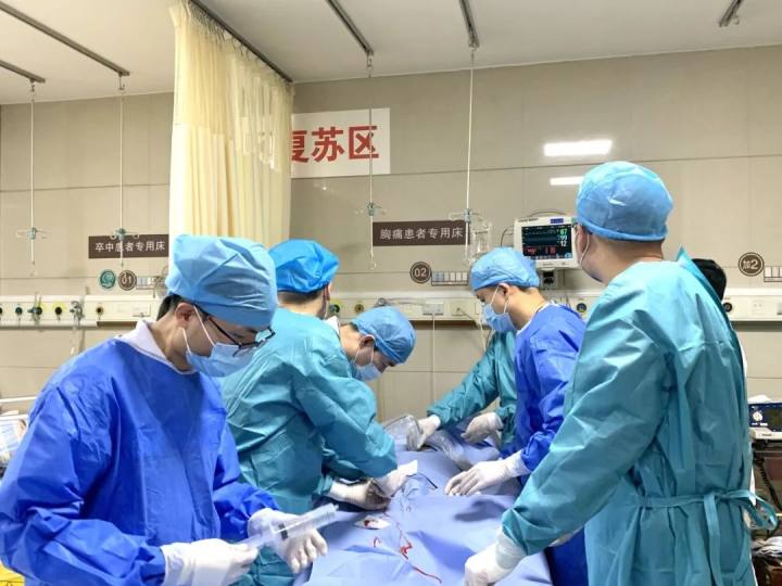 刚挂了号, 他突然倒地, 心脏骤停! 医护携手跑赢与死神的接力战