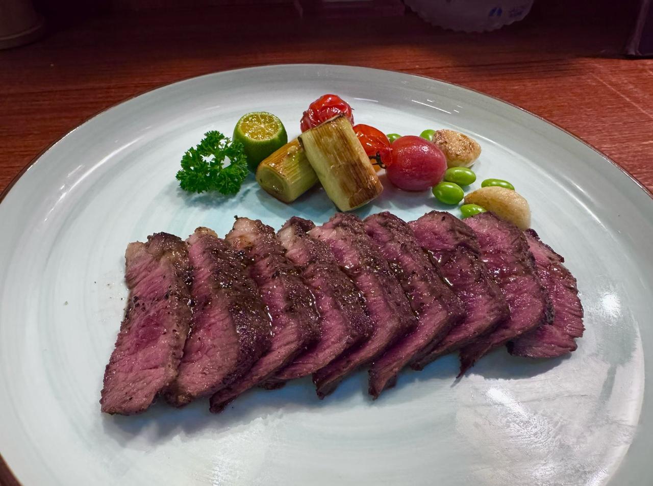 今天去一家西餐店点牛排，店员问我要几分熟的？我说来个八分熟的，店员说我们这