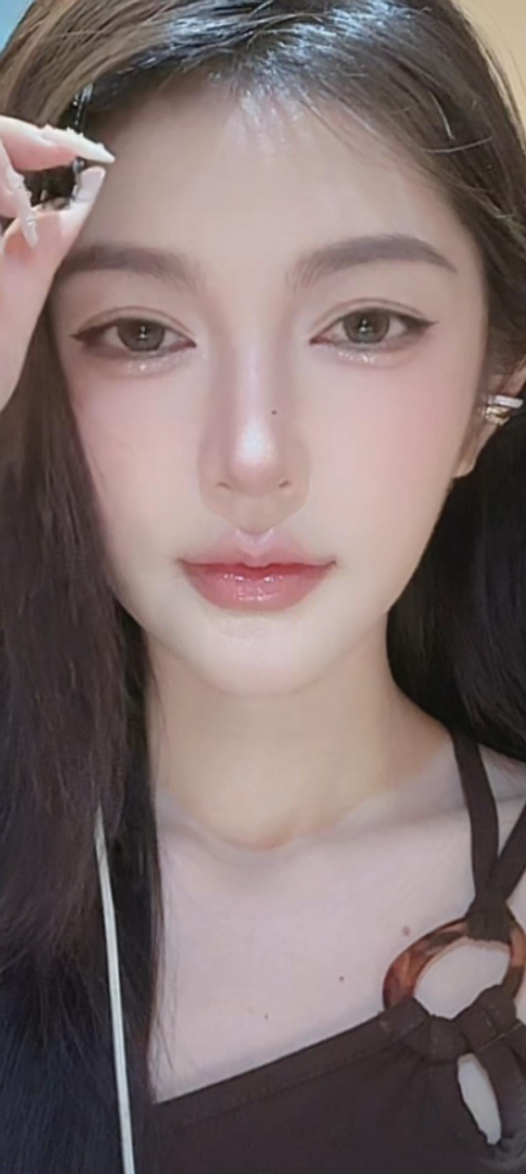 这位小姐姐正在修眉毛呢。