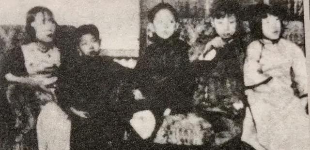 1906年，31岁的张作霖强势娶了18岁的许澍旸。大婚当夜，张作霖搂着许澍旸纤细