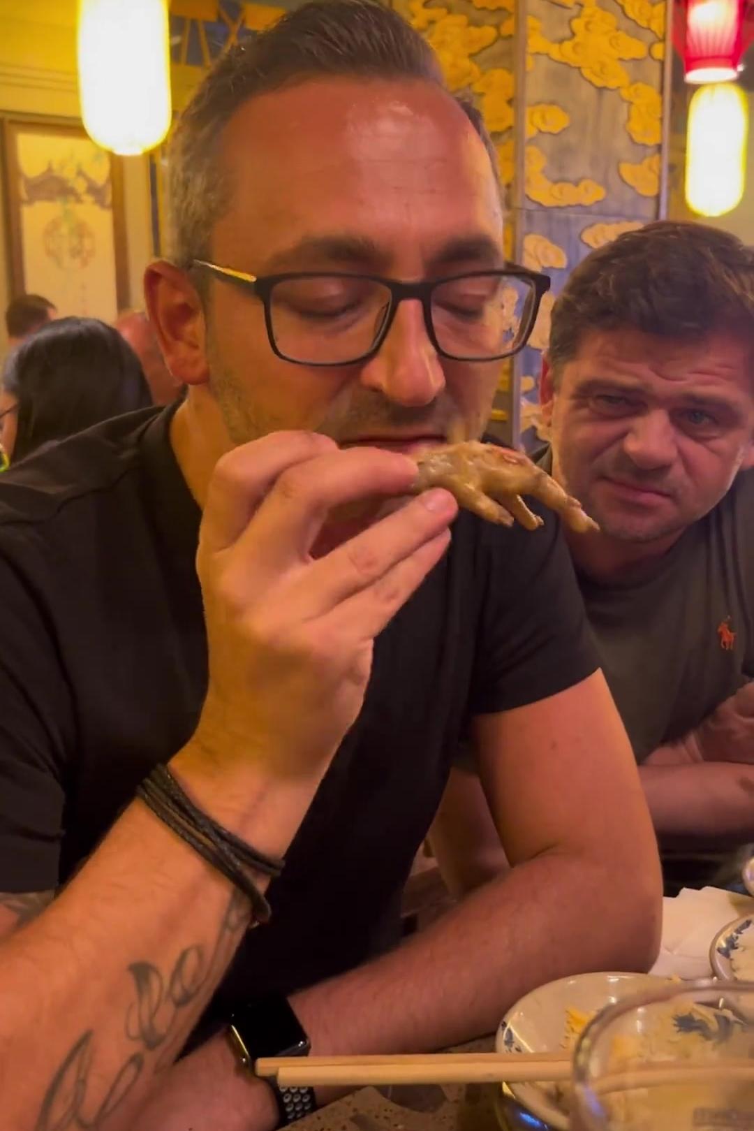 在饮食方面，西方人着实有些造孽。就拿吃鸡来说，在西方饮食里，鸡胸肉常被奉为健康、