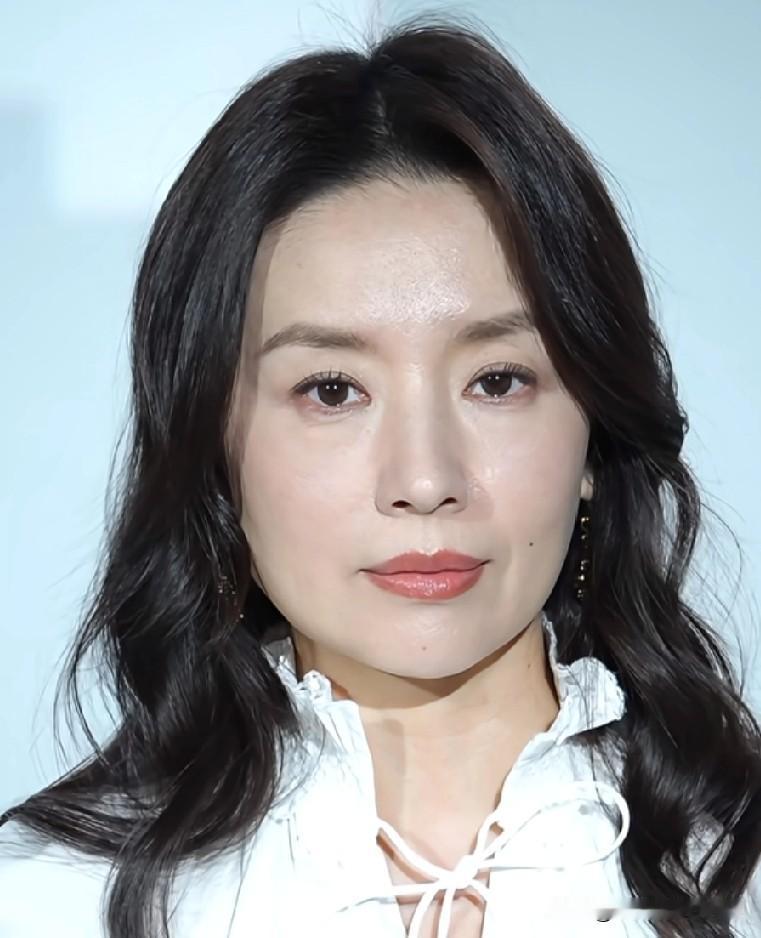 咱就是说，董洁这样多好啊！之前瘦得跟纸片人似的，看着都替她累得慌。现在饱满点了，