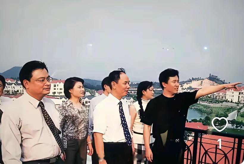 年轻时的许家印，意气风发，指点江山，颇有老板派头。​​​