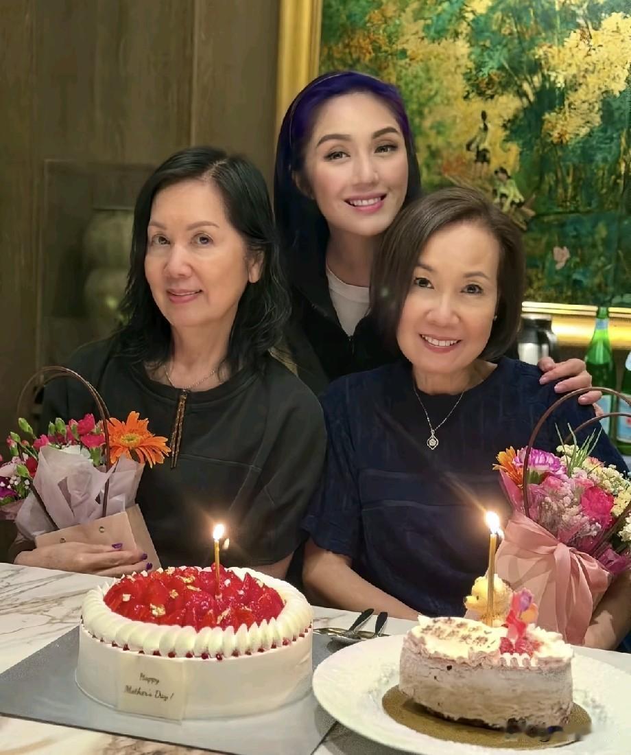 分不清妈妈还是婆婆！杨千嬅母亲节同框两位长辈，婆媳亲如母女引网友热议母亲节
