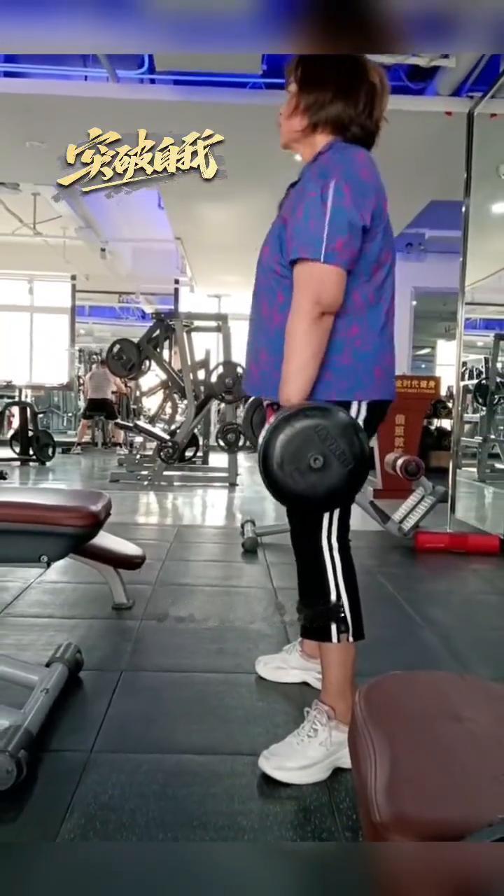 突破解折。多和勤奋的人携手，让自己变得自律。多和真诚的人同步，让自己的世界没有