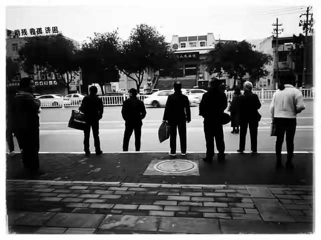 每次有人听说我一个人去旅行，第一句话永远是：“你不觉得孤独吗？”我第一次听到