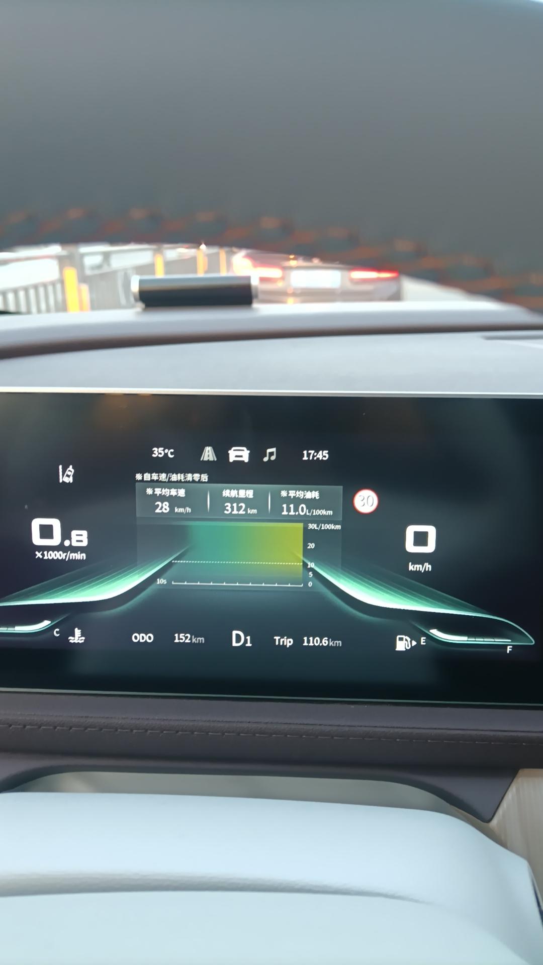 油耗属实有点高，赶上2.0的车了最高跑到11个。没有暴力驾驶，都不敢深踩油门，