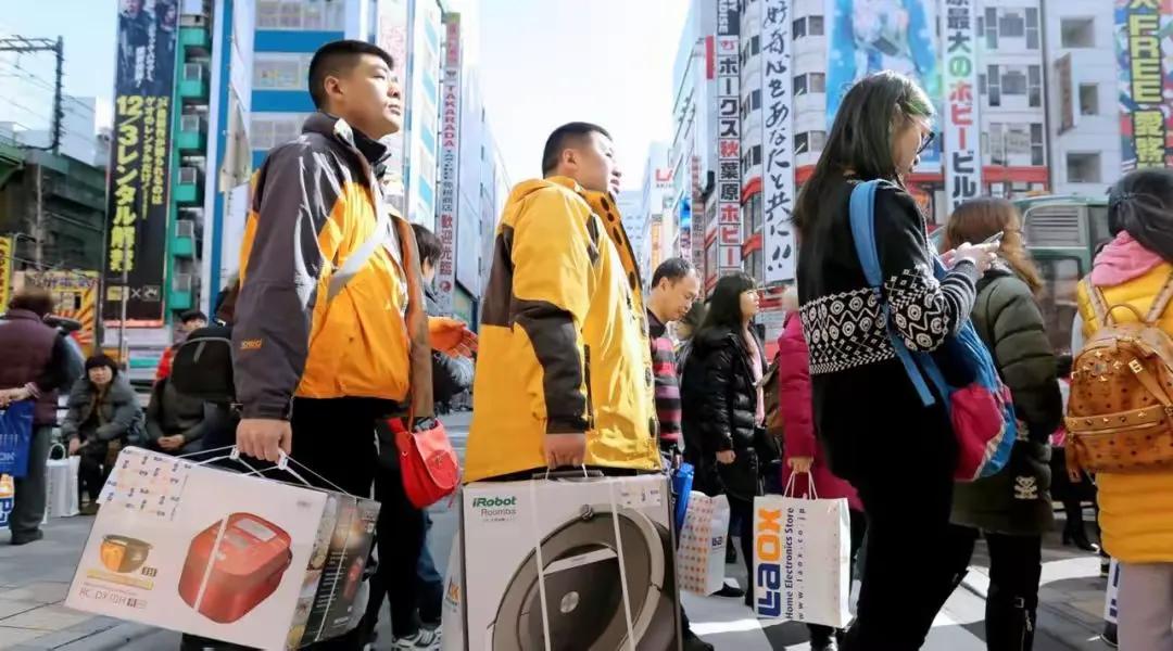 昨晚和一位在日本的网友聊起中日产业竞争，他说了2个消息，挺让人感触的。今年夏