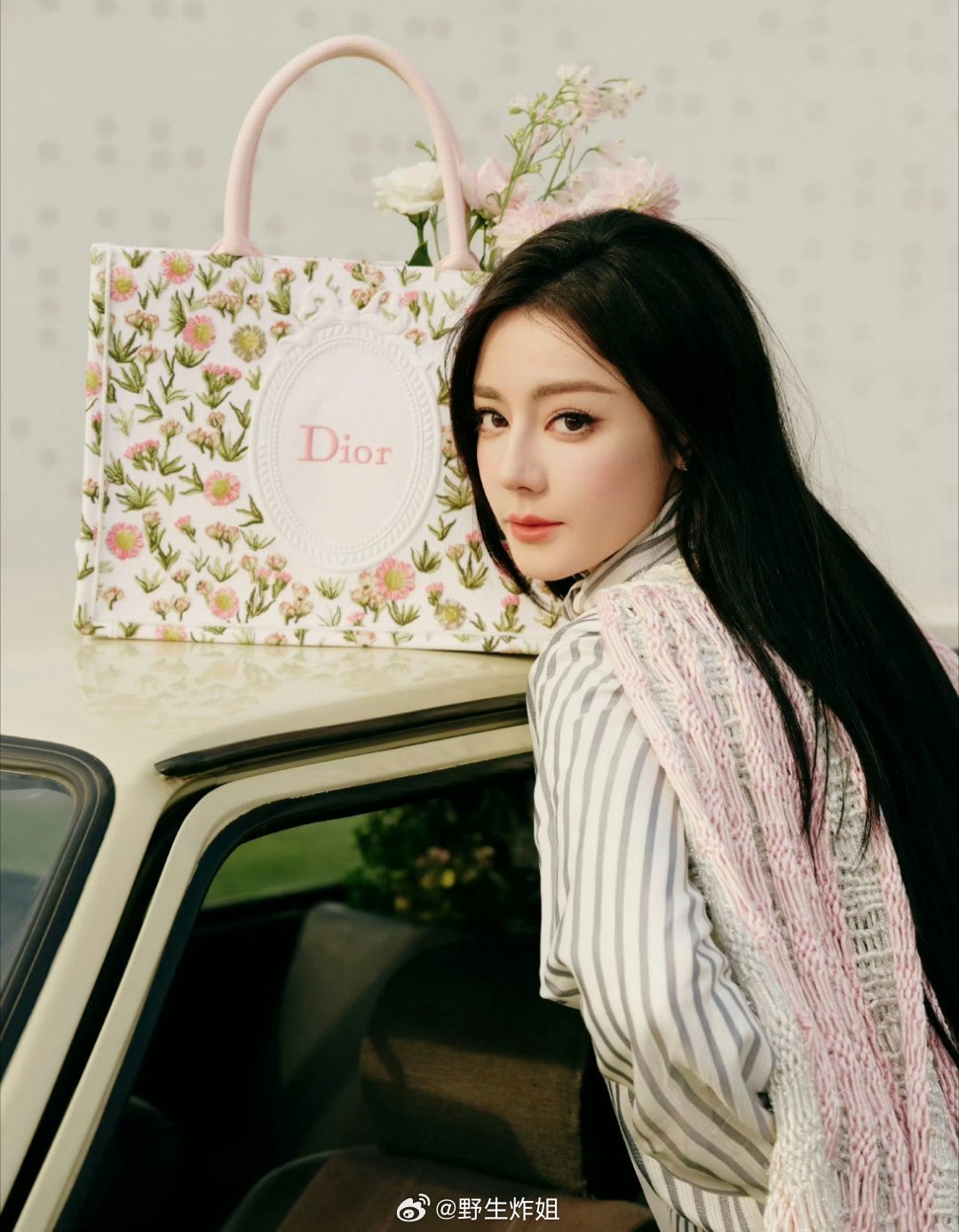 哇哦哦，迪丽热巴直接简简单单的一头黑长直出席巴黎时装周啊，果然骨相美就是天然的衣