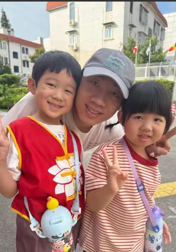 许昕特地从新疆飞回上海，送俩娃开学。女儿强颜欢笑，儿子“皮笑肉不笑”，爸妈却在偷