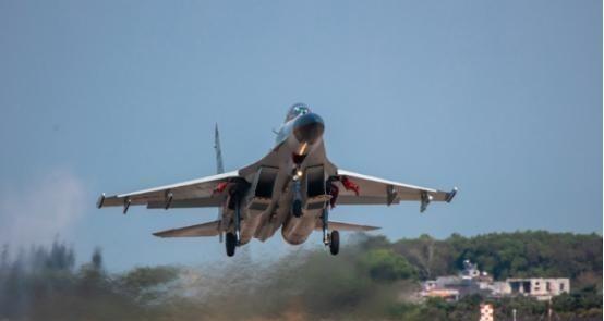 美国飞行员集体懵了！美军侦察机在南海转悠时，迎面而来的中国战机总不是传说中的隐身