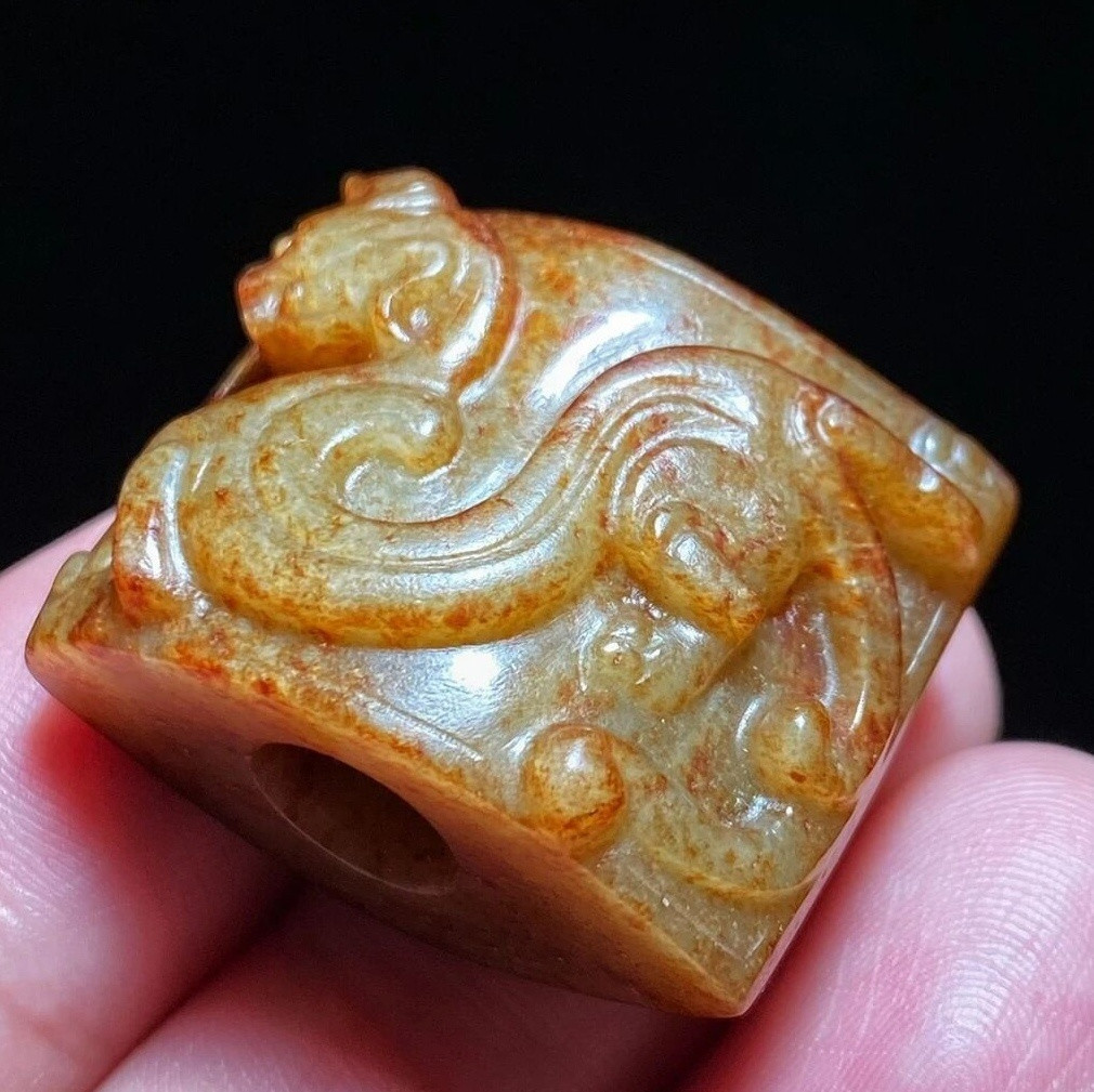 古玉杂谈汉代和田玉勒子,东西虽少,雕工一级,白玉已变成秋葵色,怎么看都十分舒服