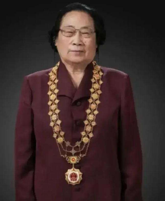 屠呦呦先生终于评上院士了，中国首位诺贝尔医学奖得主，数次落选两院院士，却在202