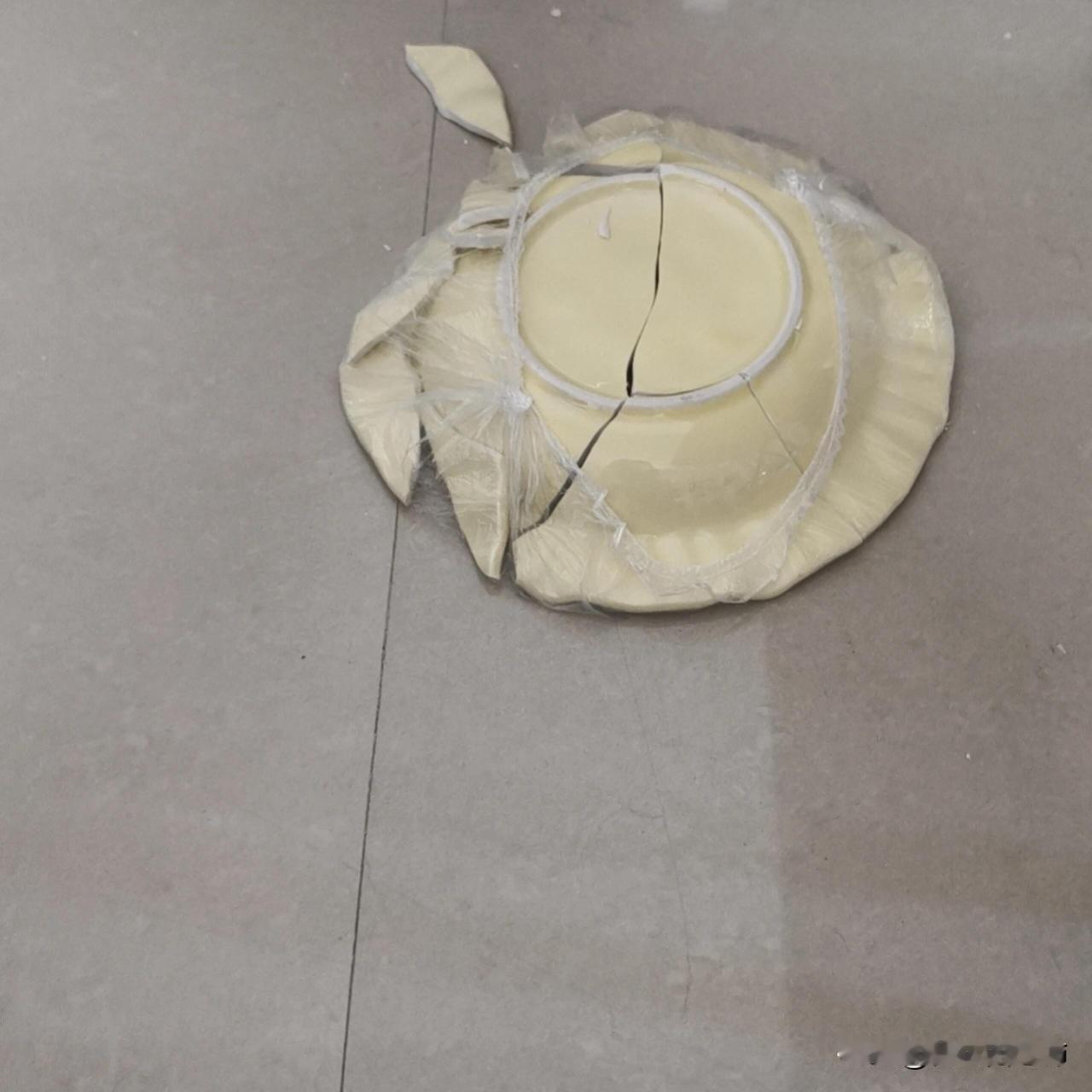 被我的猫气死了，我做了两顿吃的量，红烧肉好好吃，刚准备去洗米，就听到摔碎的声音，