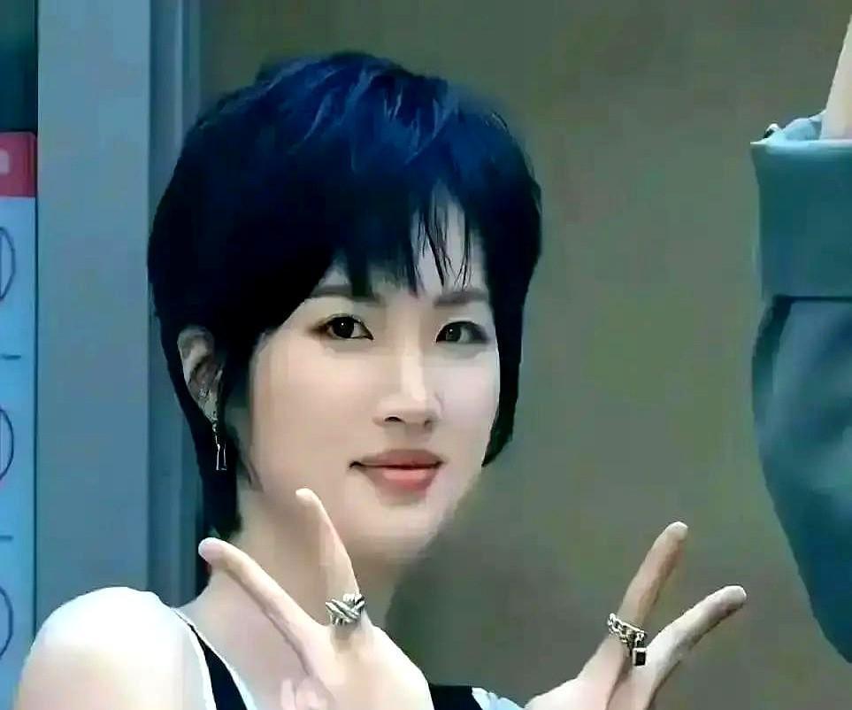 杀青宴上郭京飞把账单推给姚安娜：“二公主结账吧，你片酬高。”全场哄笑。下一秒