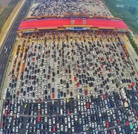 节假日高速免费通行已成鸡肋重大节假日高速免费通行政策有利有弊，实施五年以来，