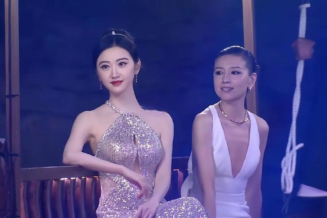 景甜不愧是大家公认的“人间富贵花”，气质明艳又大方，无论和谁同框，几乎都没输过！