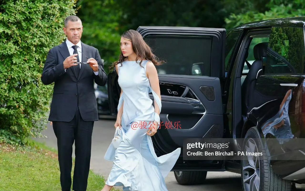 近日，谷爱凌身着一袭淡蓝色长裙，优雅现身乔布斯小女儿的婚礼，两人同为斯坦福大学校