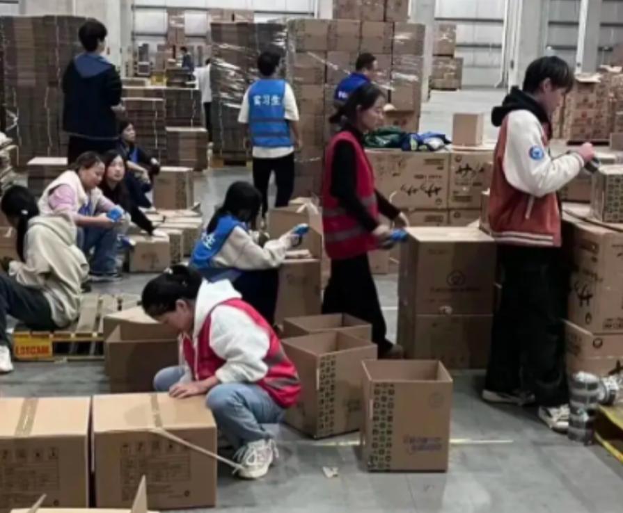中央亮剑了，十五五规划直接把"遮羞布"扯了下来，5000万大学生，满大街的本科文