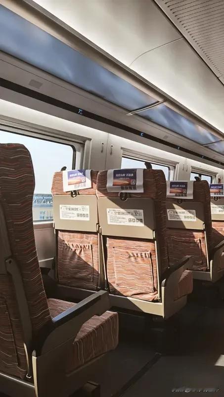 高铁只适合中短途出行，长途的话的确不适合。一般两三个小时最多五六个小时，高铁