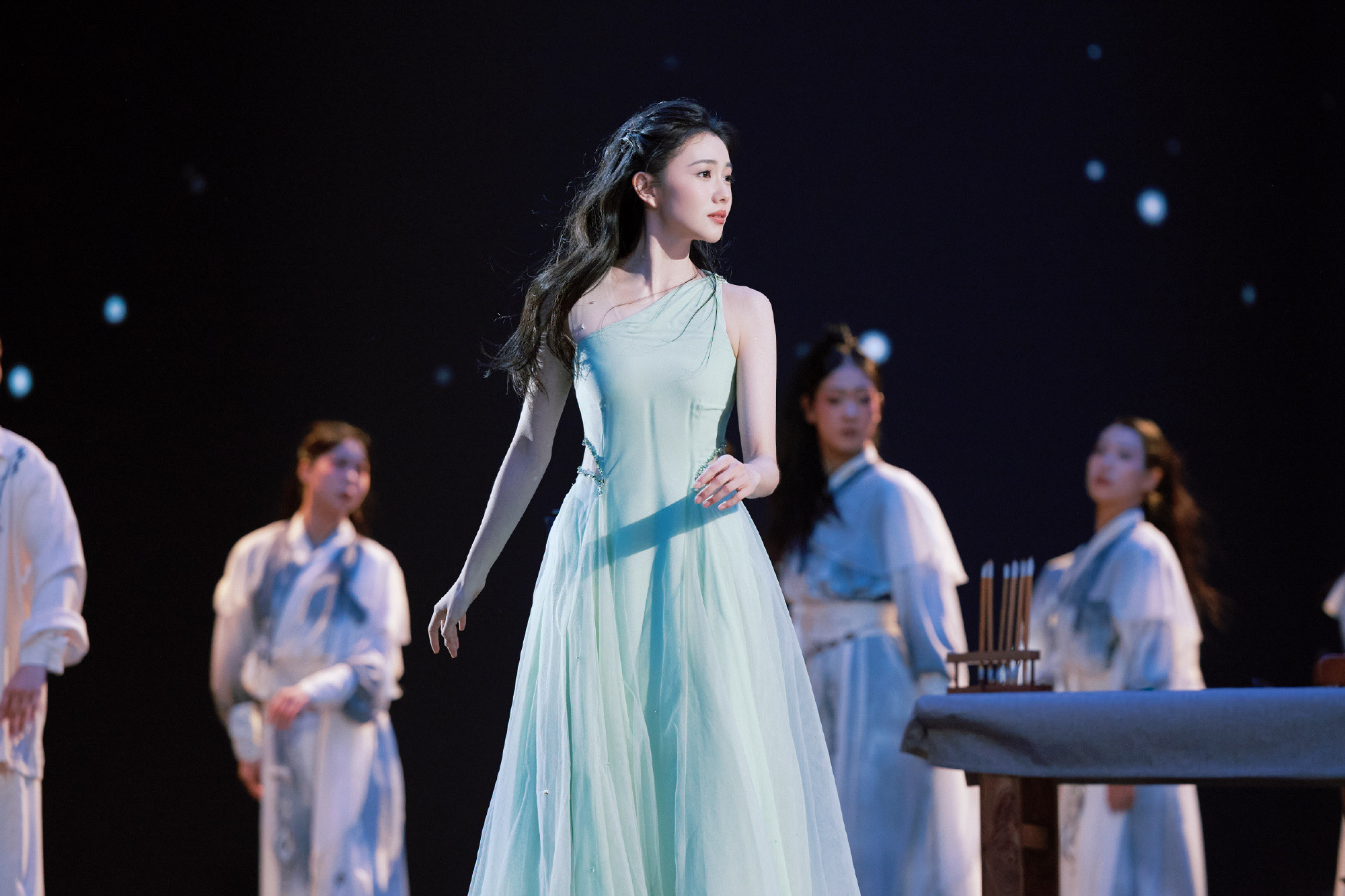 1.刘浩存盐津铺子2.《明月曾照小重山》最先递给92、94两个流量剧花，都被拒