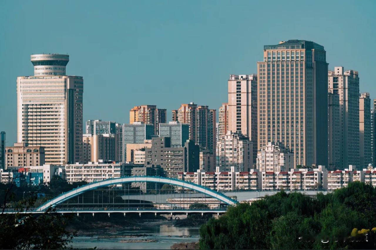 绵阳｜2025初冬的绵阳老城区，城市天际线下的现代建筑与自然绿意交相辉映，尽显