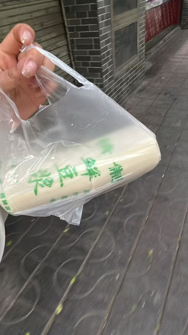 爱喝豆浆的我，是时候入一个豆浆机了PS：之前一直喝朴朴鲜豆浆，偶尔会没货，保质期