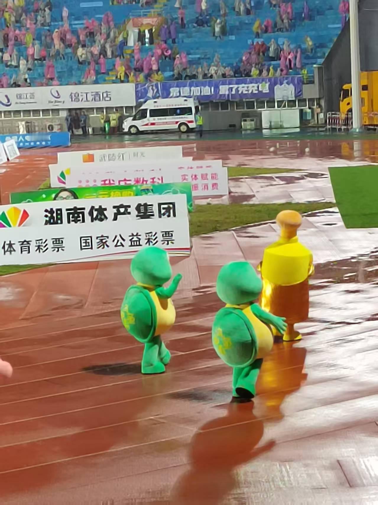 湘超惊现国安球迷！最近湘超常德对阵湘潭的比赛前，出现了几位湖南的国安球迷，他们